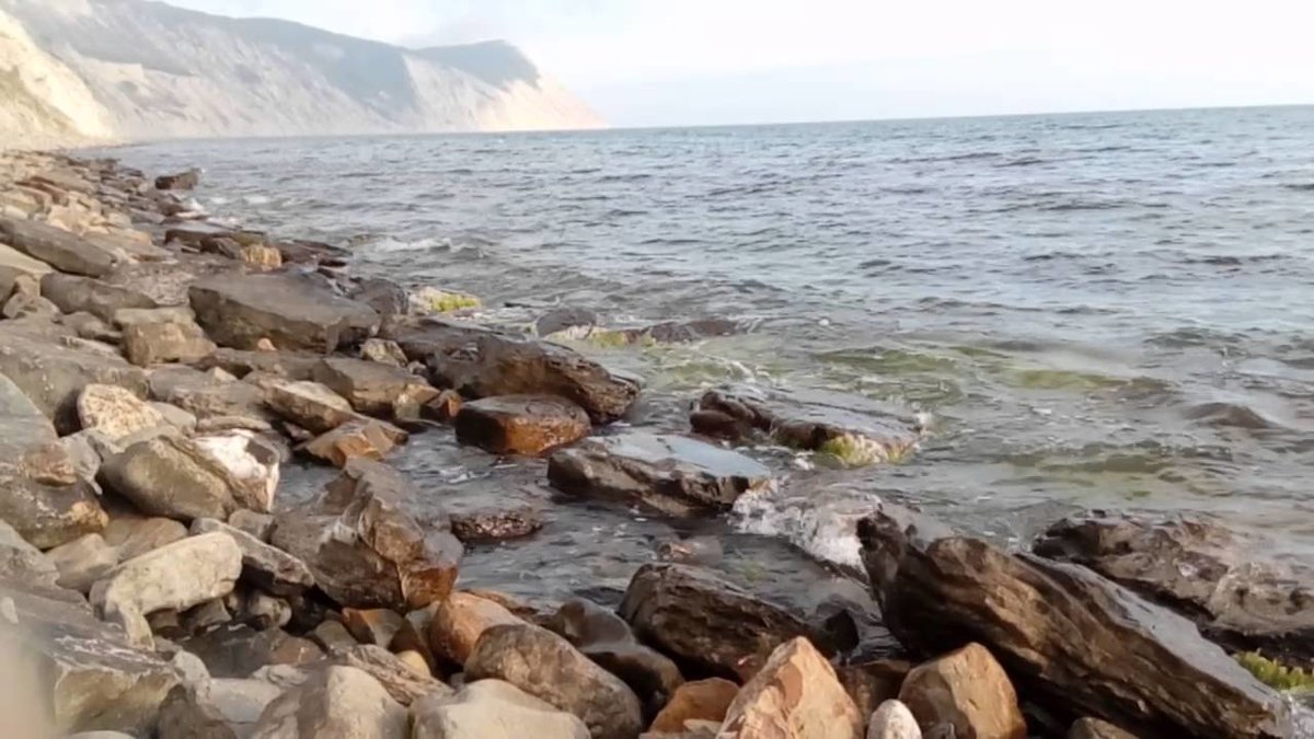 каменистый пляж фото