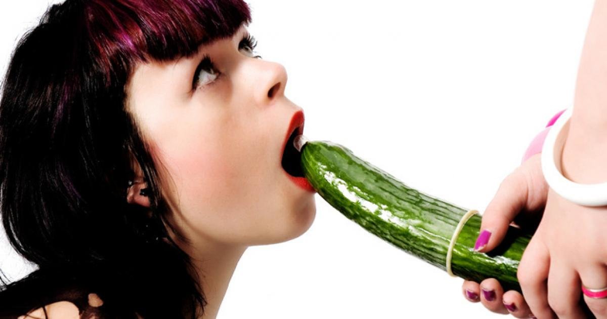 devushka-s-ogurtsom-i-bananom-konchayut-v-pizdu-na-ulitse