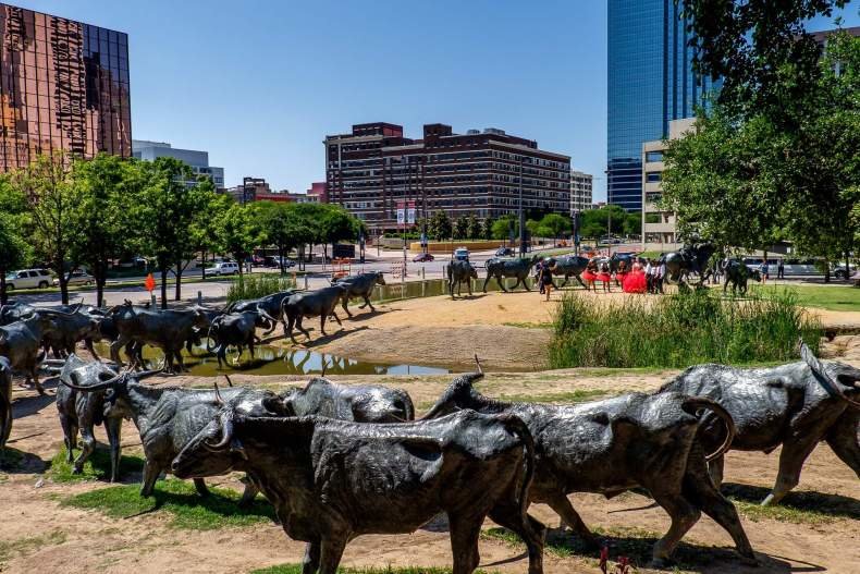Pioneer Plaza фото