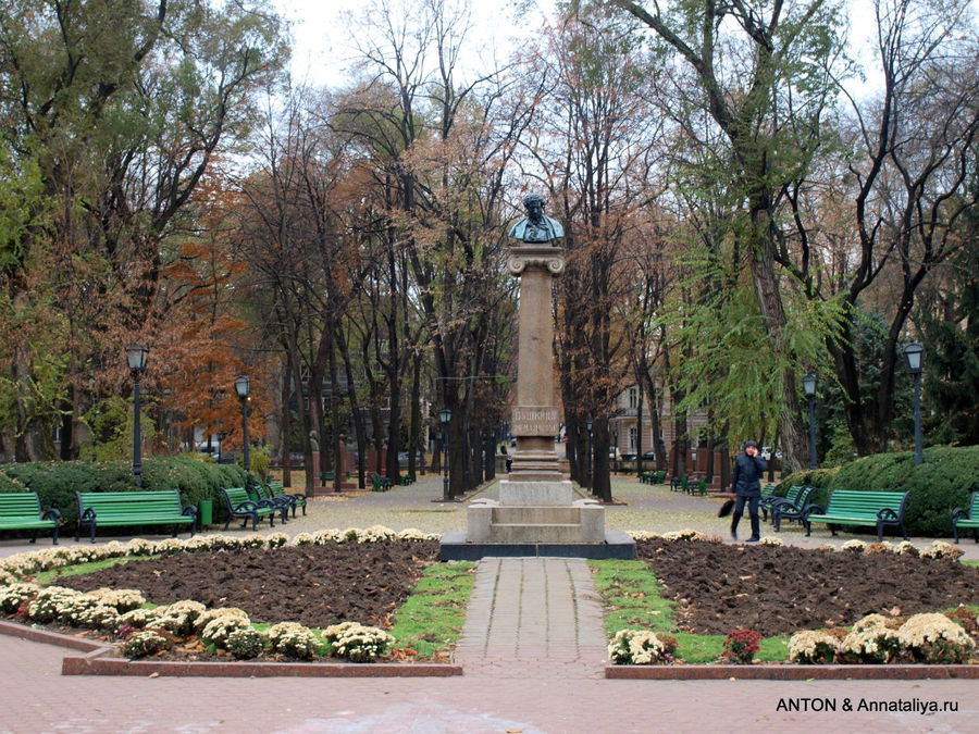 памятник пушкина в кишиневе фото