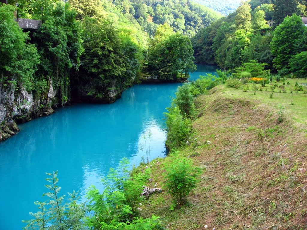 бирюзовая река соча (словения, италия) фото