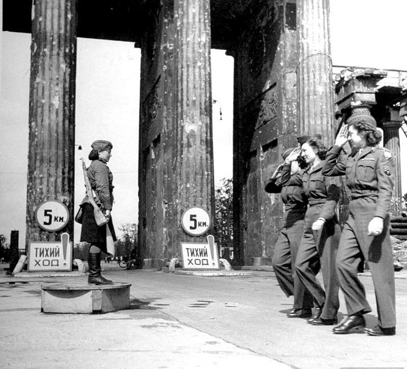 регулировщица в берлине 1945 фото