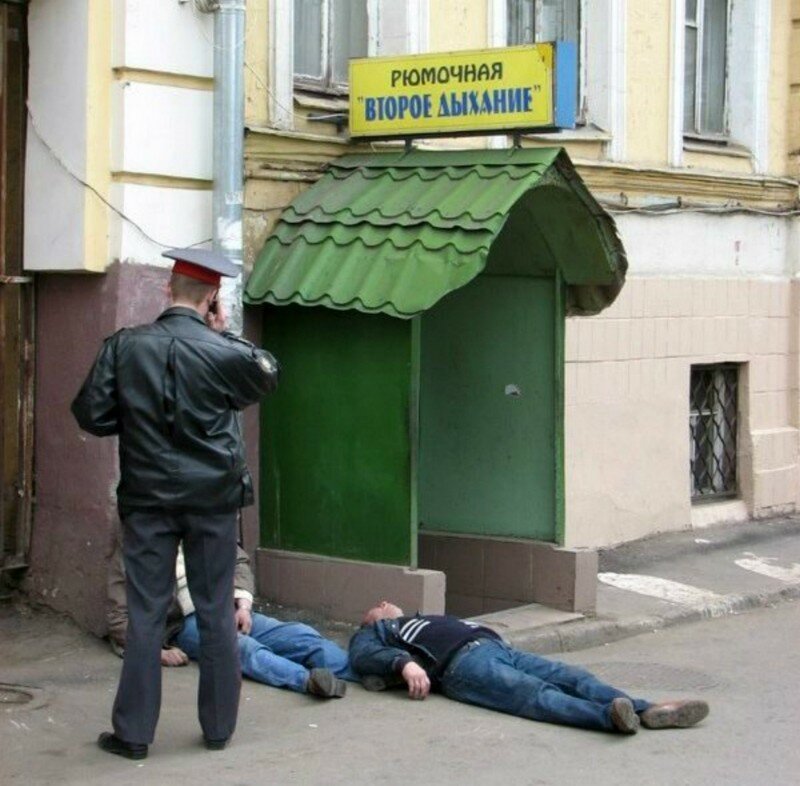 Пьяные мужики заснули возле рюмочной