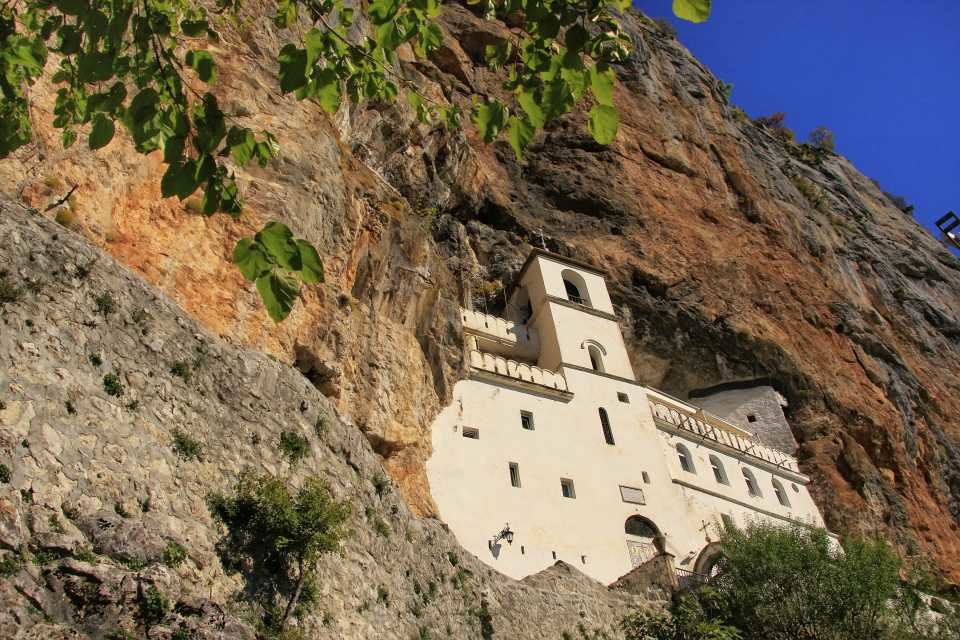 монастырь в черногории острог в скале фото