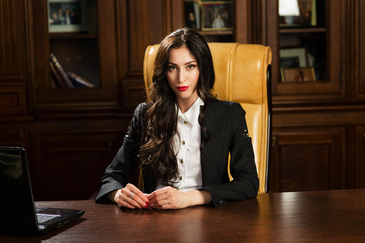 bryunetki-shikarnie-delovie-kartinki