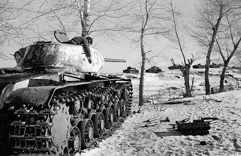 расстрелявший немецкую танковую колонну советский танк кв-1c фото