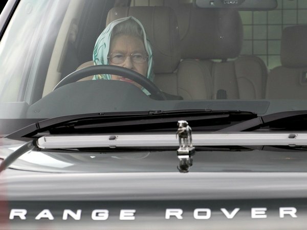 елизавета 2 за рулем range rover фото