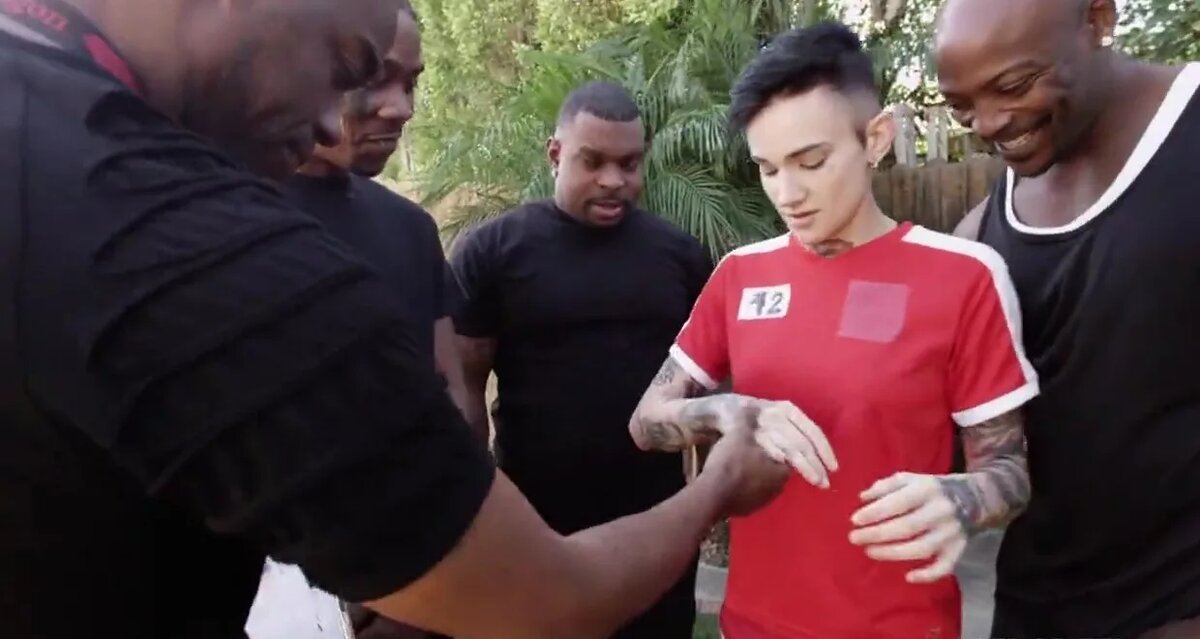 smotret-paru-devok-imeyut-tolpa-negrov-vo-vse-diri