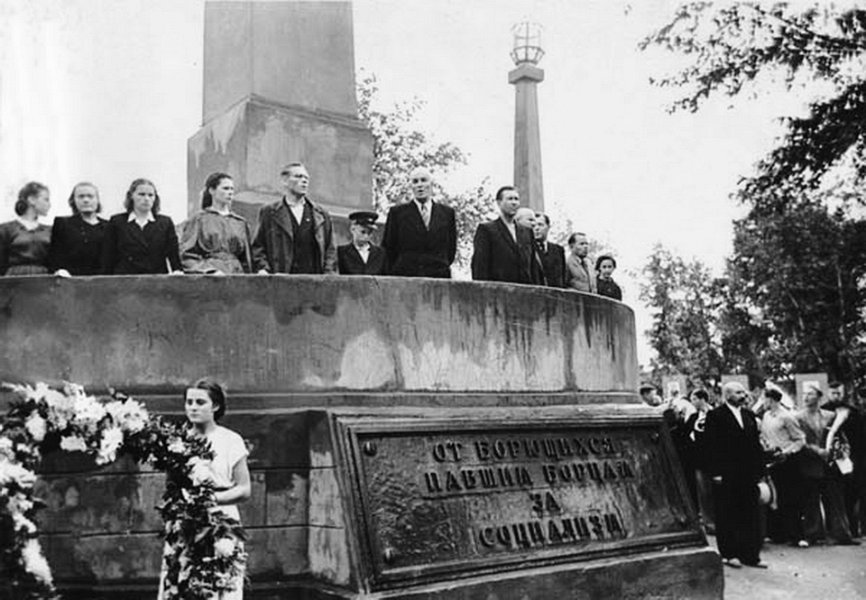 За Советскую власть. венков, Возложение, 1950х, памятнику, городском, молодежи, фестивале, Фотографии, Барнауле, установление, павшим, обелиск, советской, власти, городе, установлен, Памятник