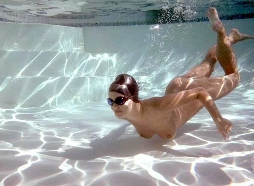 smotret-onlayn-plavanie-v-obnazhennom-vide-filmi-vzroslih-zhopastie