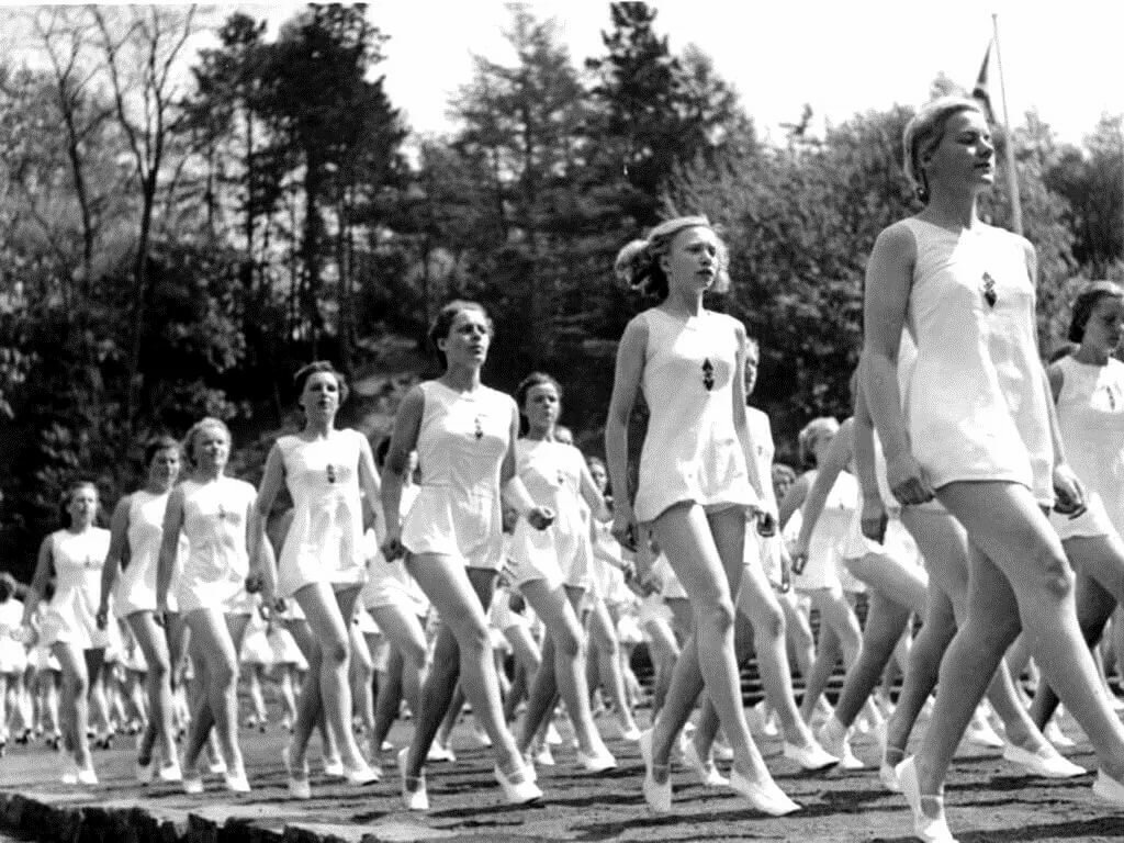 foto-iz-nemetskogo-zhurnala-molodie-i-svobodnie-usnula-i-ee-ottrahali