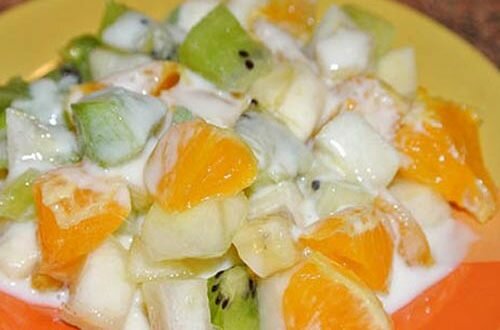 Рецепты настоящих фруктовых салатов не предполагают животных белковых продуктов, только растительные ингредиенты, за исключением заправки.