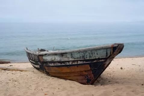 лодки деревянные на берегу фото