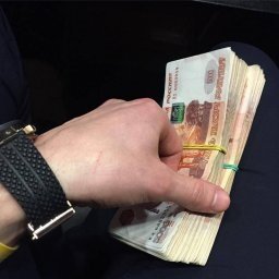 пачка денег в руках фото