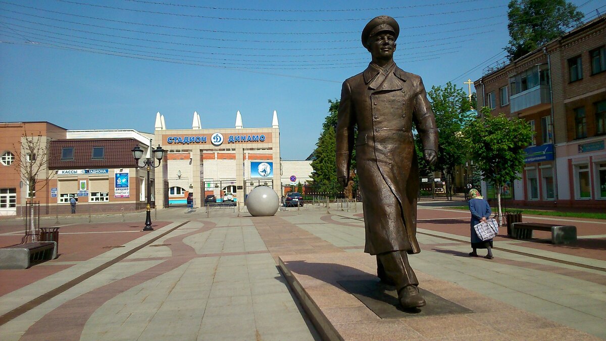 памятник ю а гагарину фото