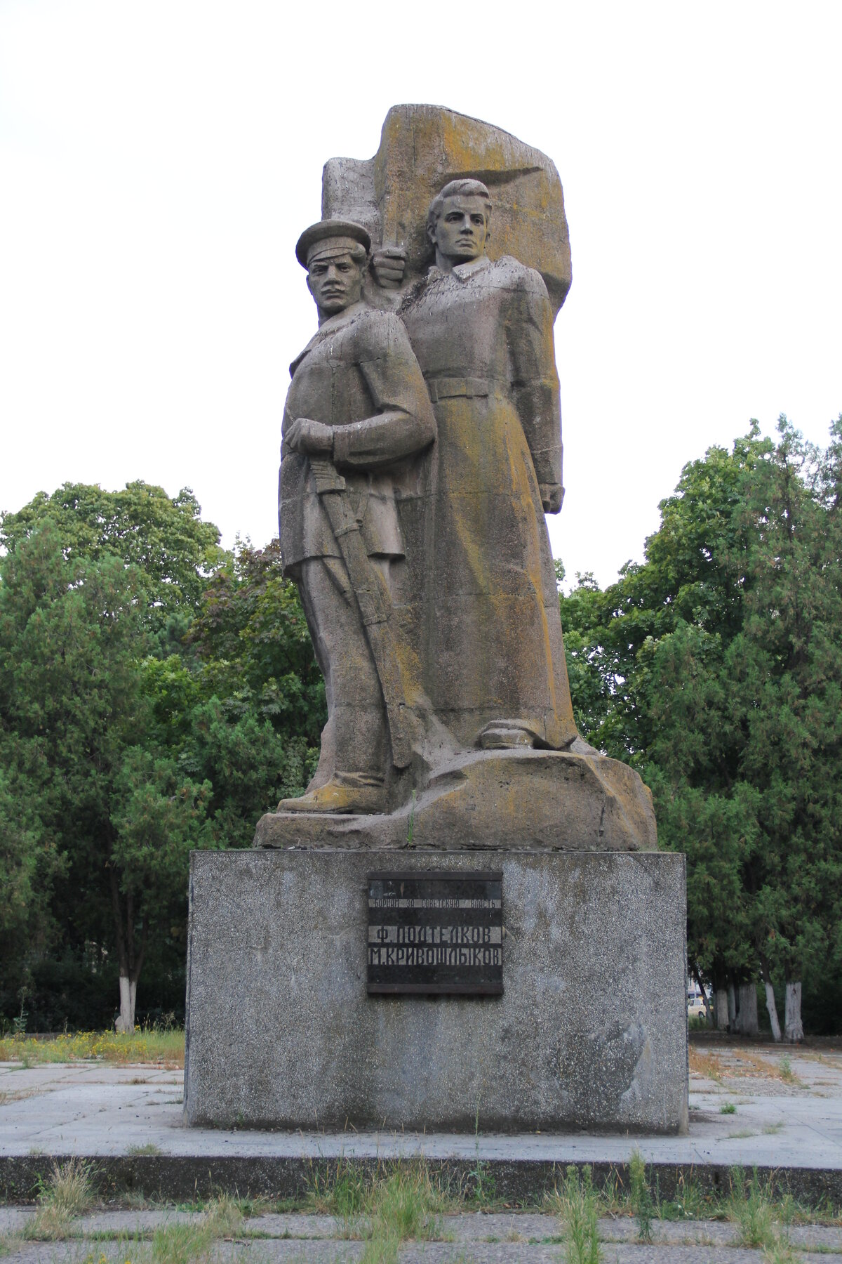 памятник подтёлкову и кривошлыкову (новочеркасск) фото