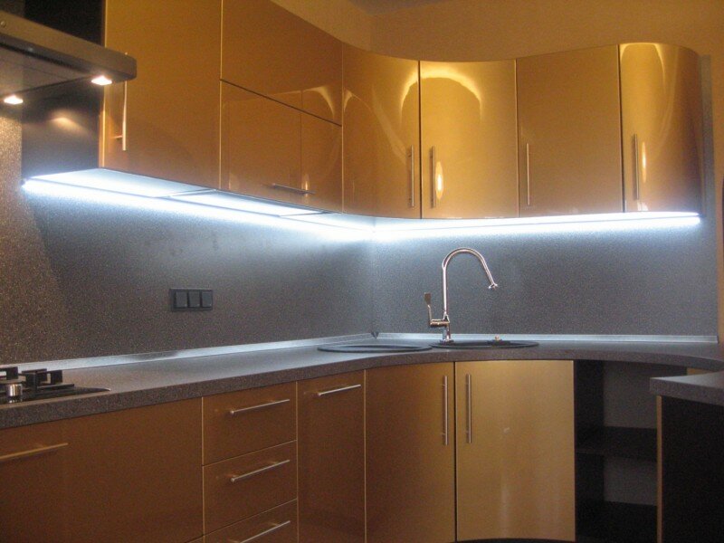 как крепится светодиодная лента в кухонном гарнитуре