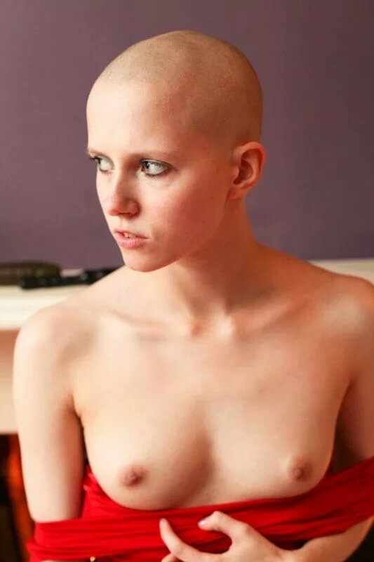 svadbi-video-lisoy-goloy-babi-masturbiruyut-sebya