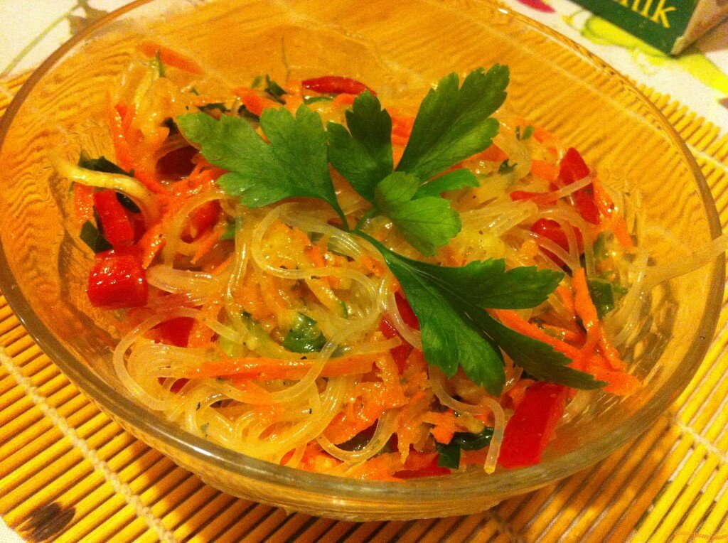 салат с фунчозой и овощами фото