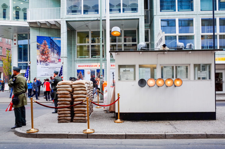 checkpoint charlie berlin фото