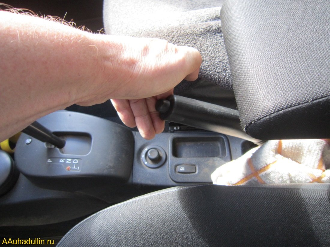 Установим автомобиль дополнительно на ручной тормоз