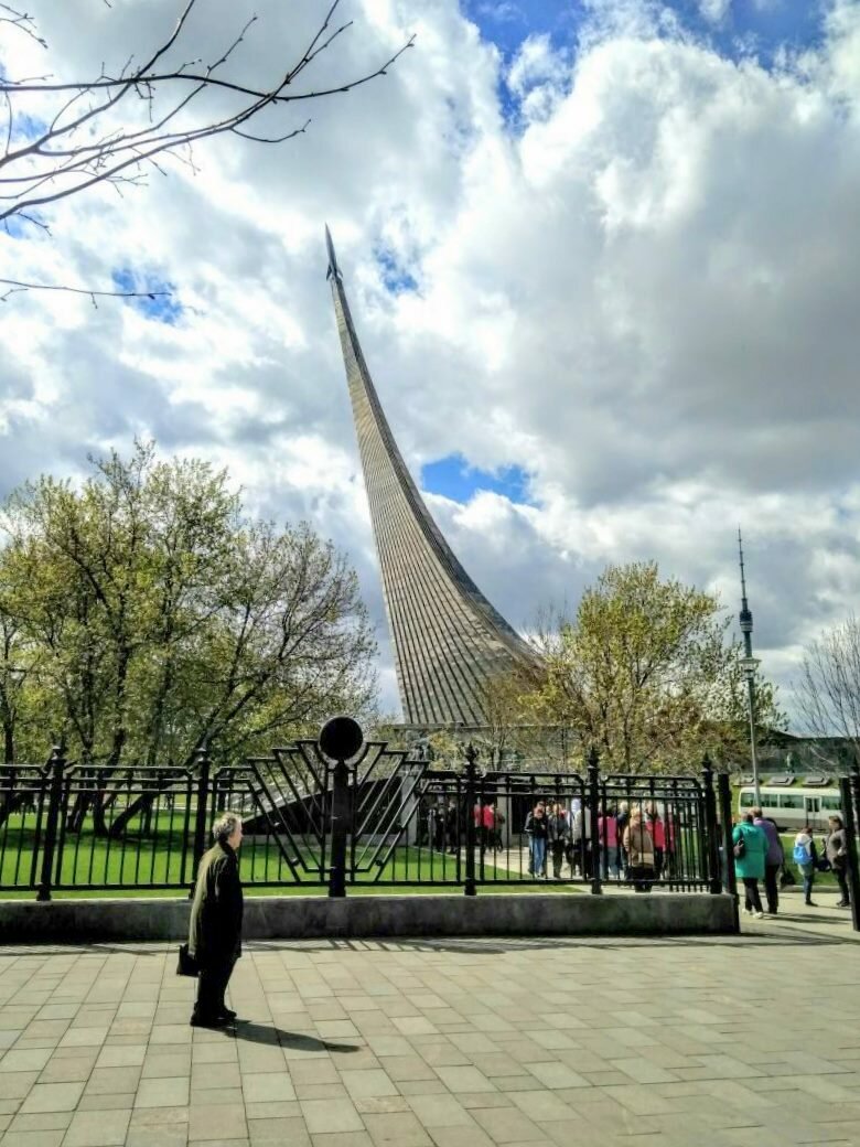 памятник покорителям космоса на вднх фото