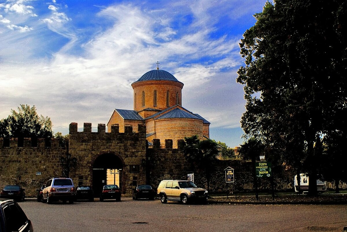 Патриарший собор в Пицунде фото