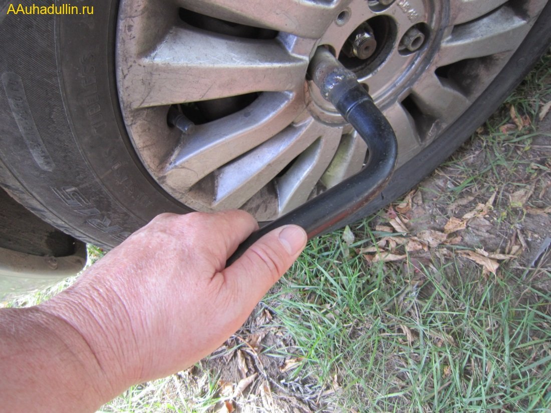 Открутим колёсные болты, но полностью не откручиваем