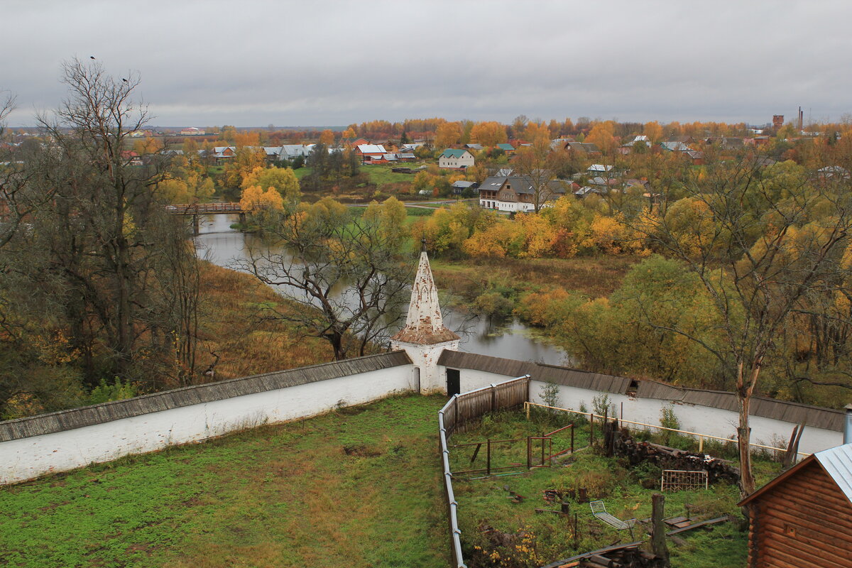 успенский старицкий монастырь осенью фото