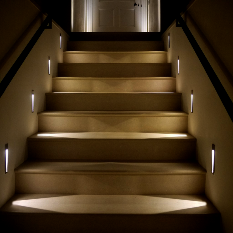 как осветить лестницу