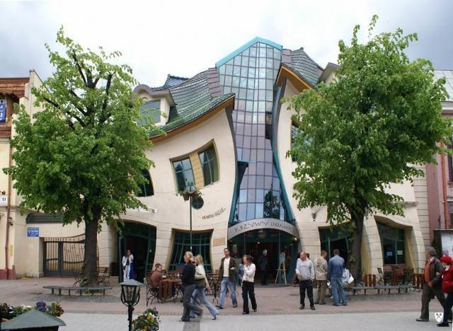 кривой дом (the crooked house) польша фото