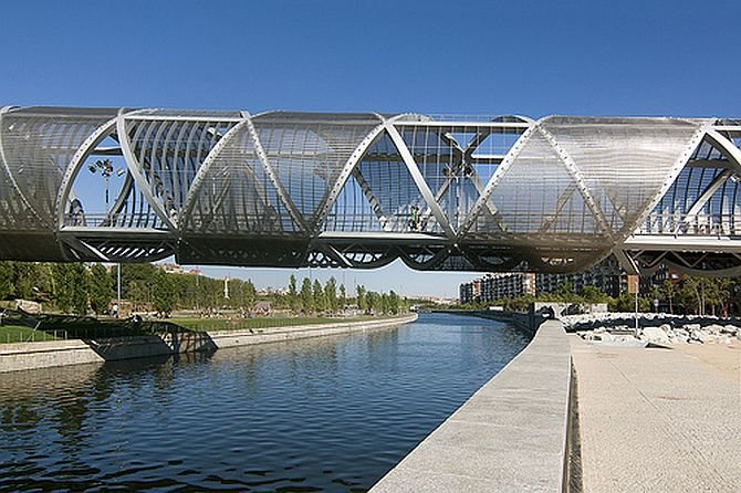 пешеходный мост аргансуэла (мост перро), мадрид. фото