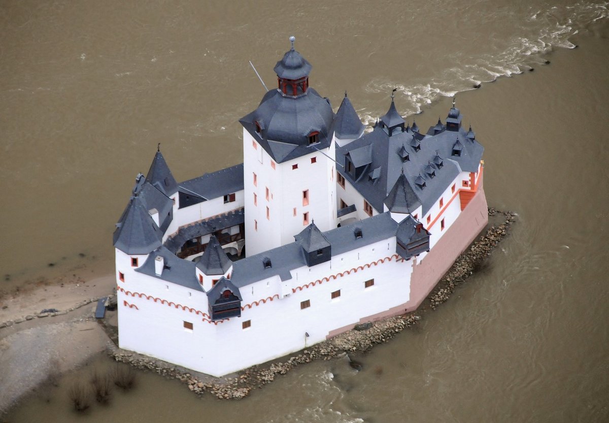 замок пфальцграфенштайн германия фото