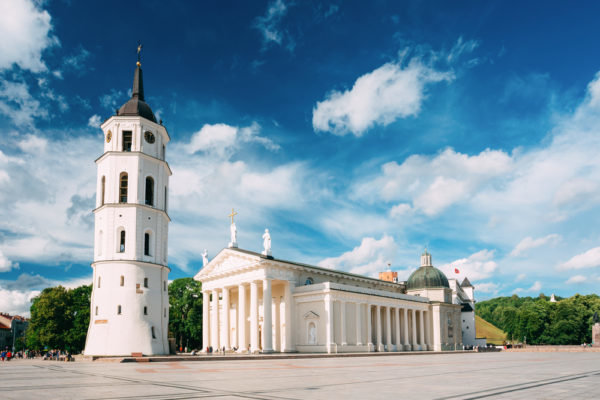кафедральным собором святого станислава и колокольней фото