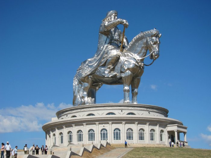 конная статуя чингисхана в цонжин-болдоге фото