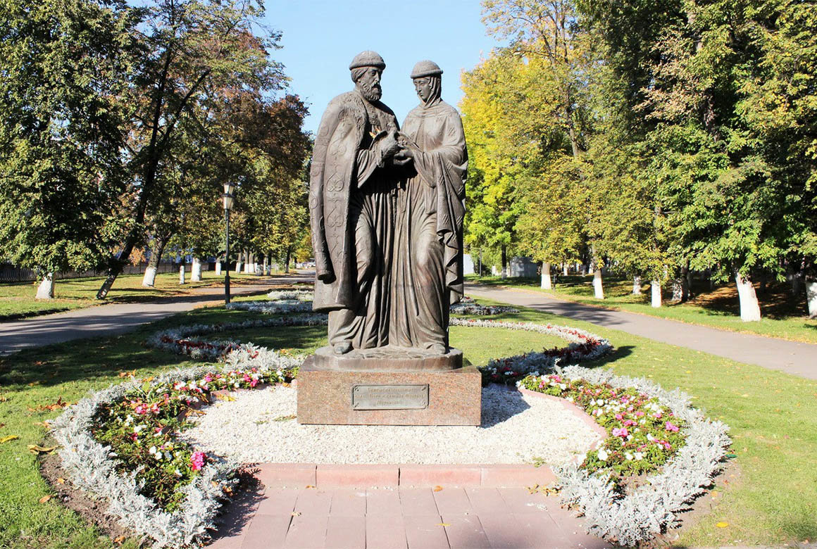 памятник петру и февронии в ярославле фото