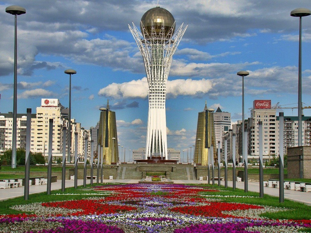 монумент байтерек в астане фото