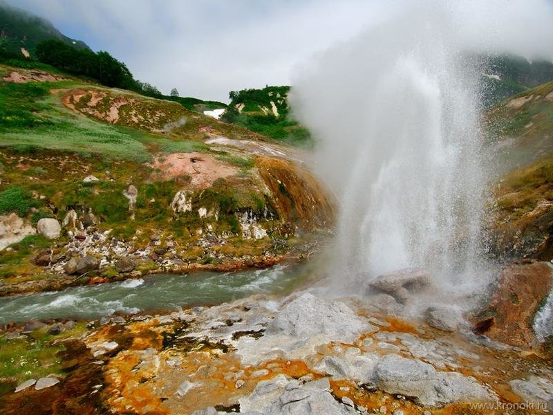 ÐÐ¾Ð»Ð¸Ð½Ð° Ð³ÐµÐ¹Ð·ÐµÑÐ¾Ð² â Ð¾Ð´Ð½Ð¾ Ð¸Ð· ÑÐµÐ¼Ð¸ ÑÑÐ´ÐµÑ Ð Ð¾ÑÑÐ¸Ð¸. Ð Ð°ÑÐ¿Ð¾Ð»Ð°Ð³Ð°ÐµÑÑÑ ÑÑÐµÐ´Ð¸ Ð²ÑÐ»ÐºÐ°Ð½Ð¾Ð², Ð¿ÑÐ¾ÑÑÐ½ÑÐ²ÑÐ¸ÑÑÑ Ð²Ð´Ð¾Ð»Ñ Ð²Ð¾ÑÑÐ¾ÑÐ½Ð¾Ð³Ð¾ Ð¿Ð¾Ð±ÐµÑÐµÐ¶ÑÑ ÐÐ°Ð¼ÑÐ°ÑÑÐºÐ¾Ð³Ð¾ Ð¿Ð¾Ð»ÑÐ¾ÑÑÑÐ¾Ð²Ð°, Ð² Ð³Ð»ÑÐ±Ð¾ÐºÐ¾Ð¼ ÐºÐ°Ð½ÑÐ¾Ð½Ðµ ÑÐµÐºÐ¸ ÐÐµÐ¹Ð·ÐµÑÐ½Ð¾Ð¹.