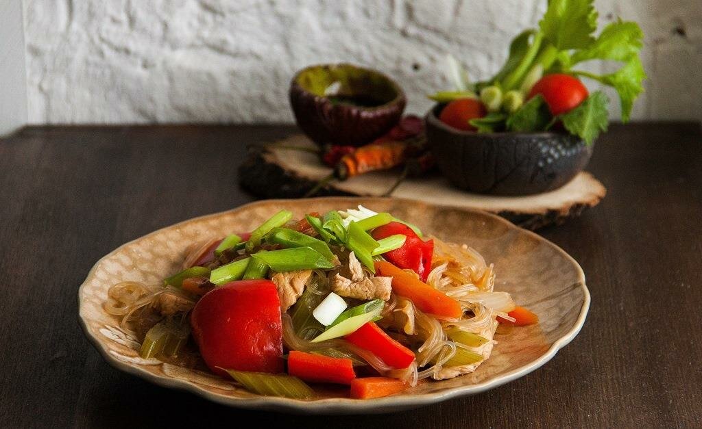 фунчоза с курицей и овощами фото