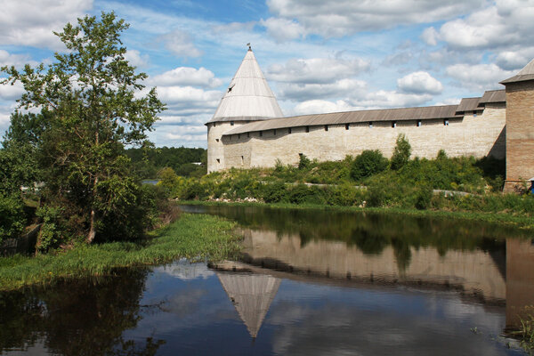 вдоль реки