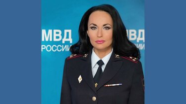 Надежда Иванова И Анжелика Каширина Показывают Бюст На Входе В Клуб – Даёшь Молодёжь! (2009)