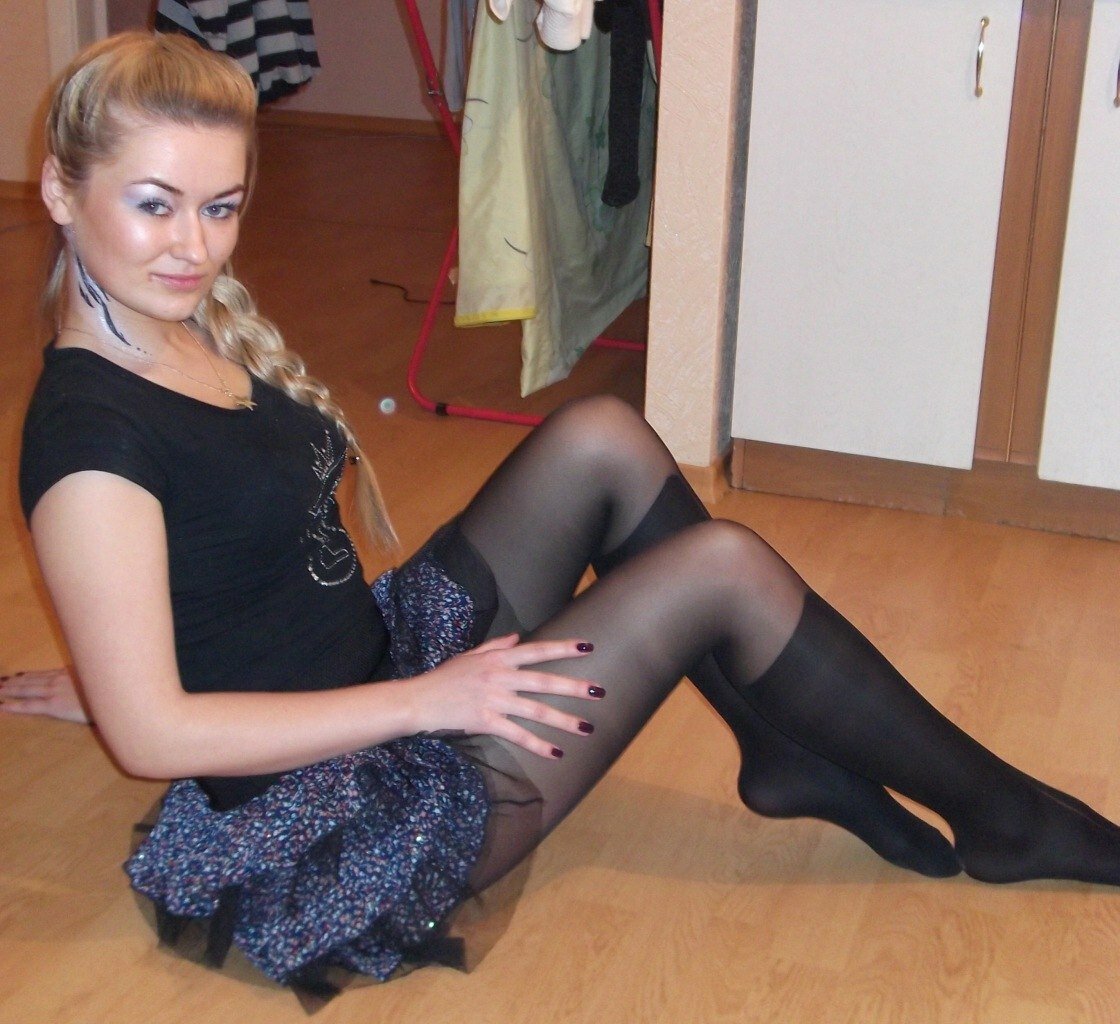 foto-devushek-v-domashnih-kolgotkah