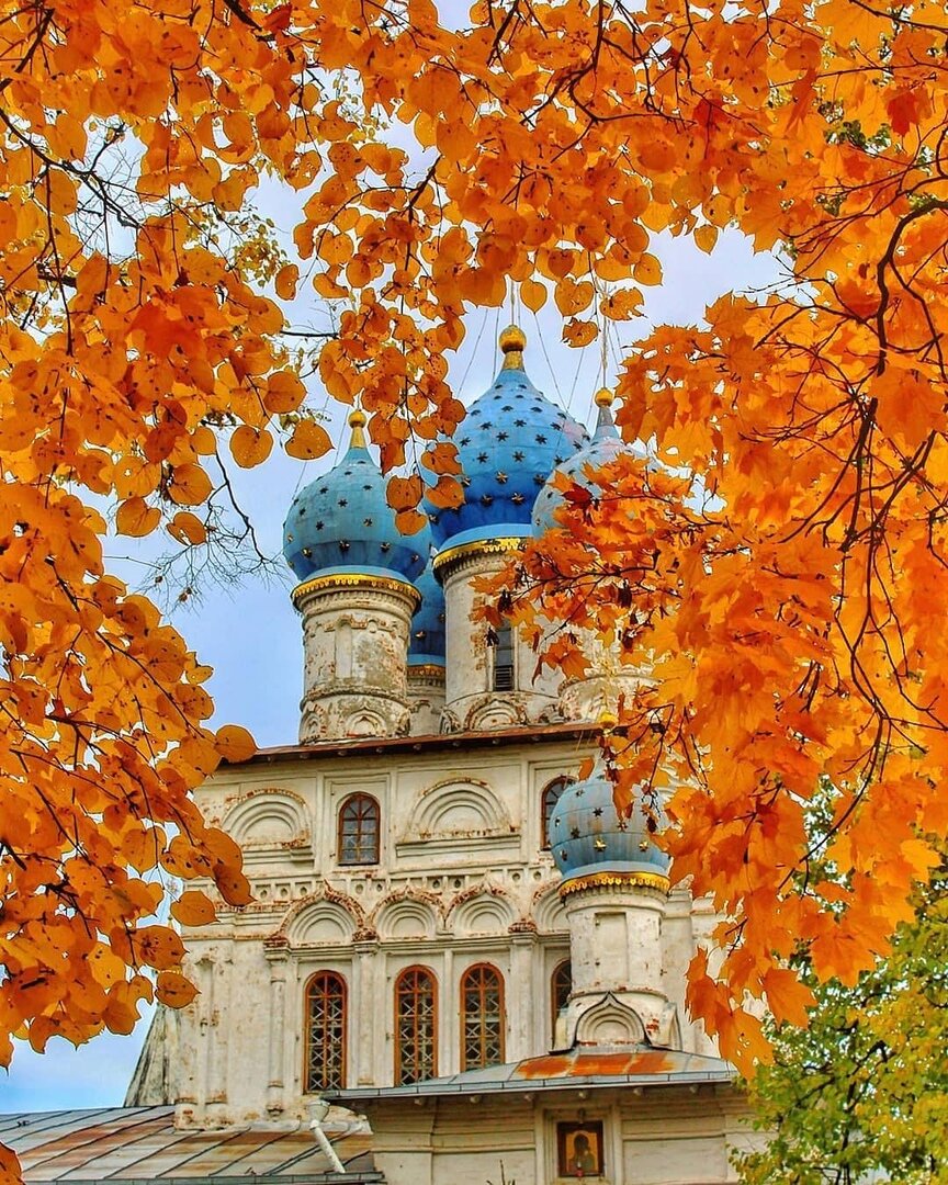 церковь осенью фото