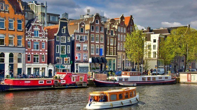 Амстердам - город, в который влюбляешься. Город любви и свободы. Что посмотреть? ---  https://lisotvet.ru/question/45163
