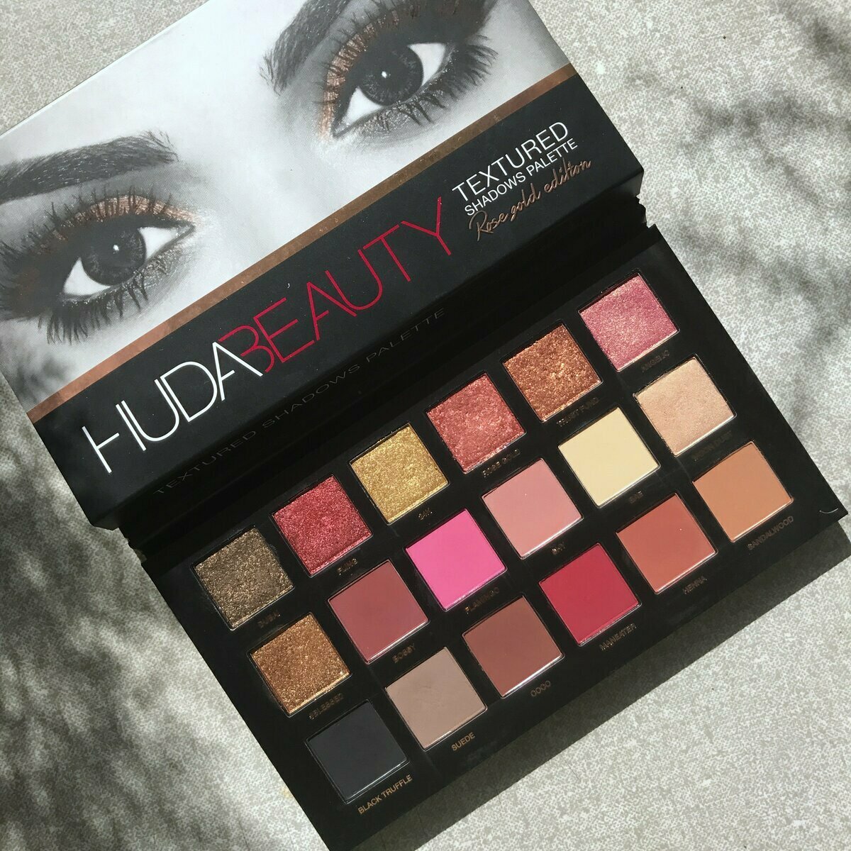 палетка теней huda beauty textured shadows фото