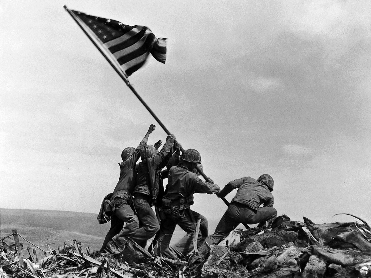raising the flag on iwo jima фото