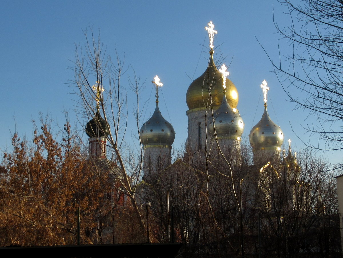 золотые купола - успенский собор (ярославль). фото