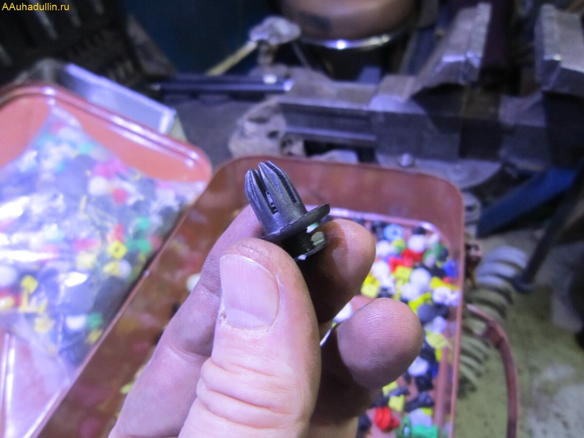 Подобрали клипсу для крепления подкрылки 