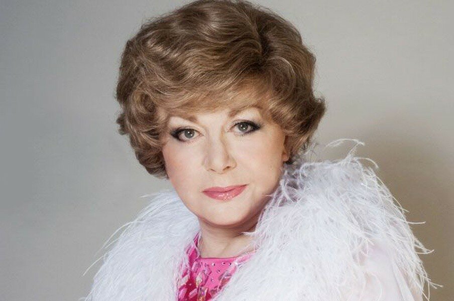 spisok-rossiyskih-sovetskih-pevits-podglyadivaniya-foto-pod-yubku