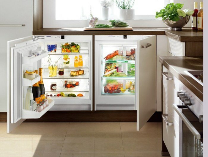 маленький холодильник в интерьере кухни